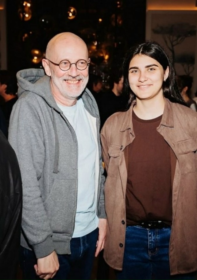 В сети появляются фотографии 61-летнего актёра и нынешн...