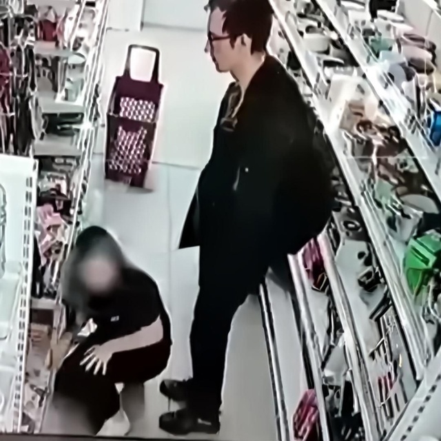 ?В Питере извращенец кончил на спину продавщице в маг...