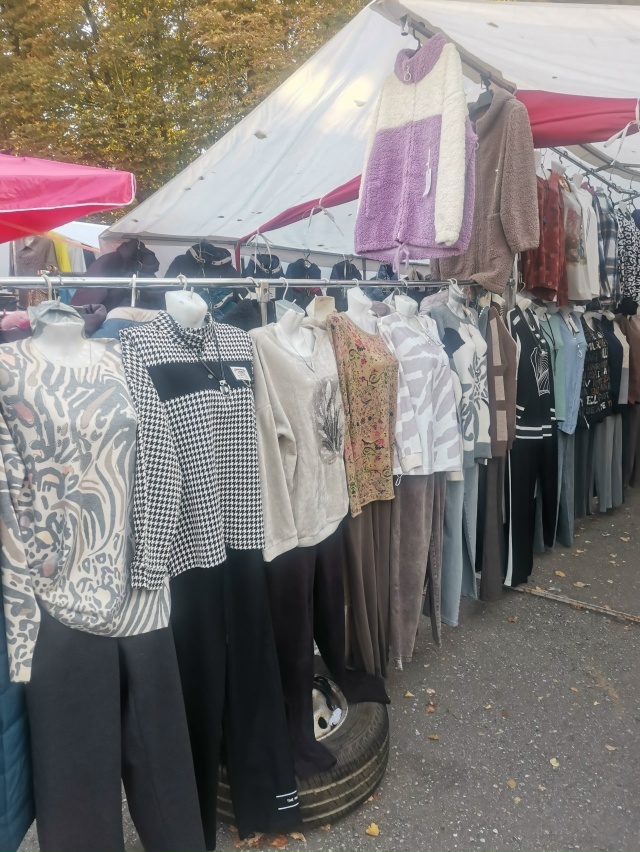 На против центрального входа Октябряского рынка будет...