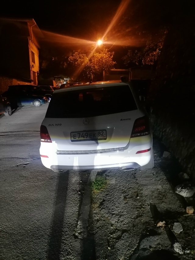 Ялта, улица Красных Партизан около дома #3 - там постоян?...