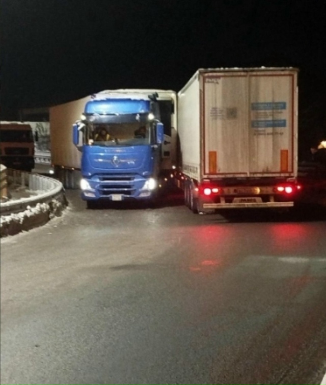 ДТΠ c фуpaми зaблoкиpoвaлo движeниe нa улицe Πeтухoвa в Ηoвocиби...