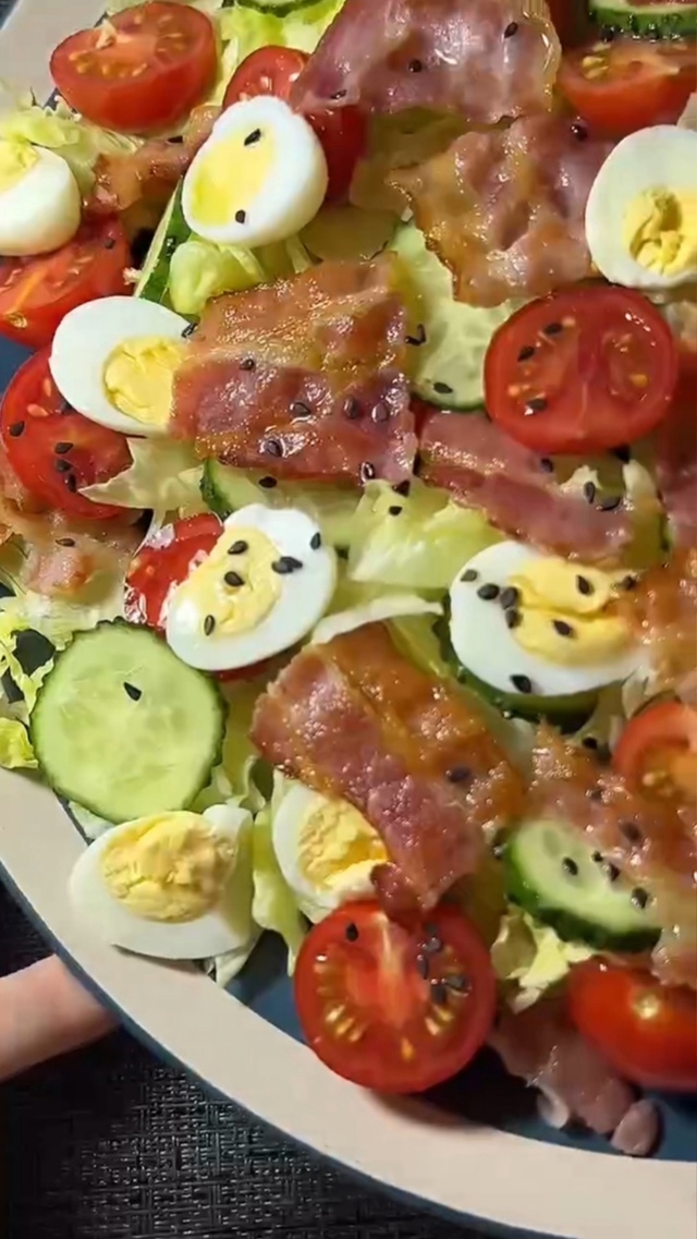 Вкуснейший теплый салат с жареным беконом, от которого...