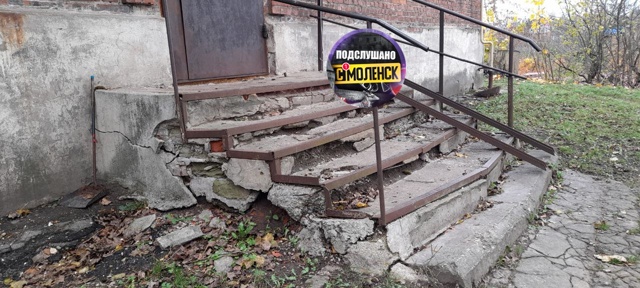 Вот по такому крыльцу мы заходим к себе в подъезд по ад?...