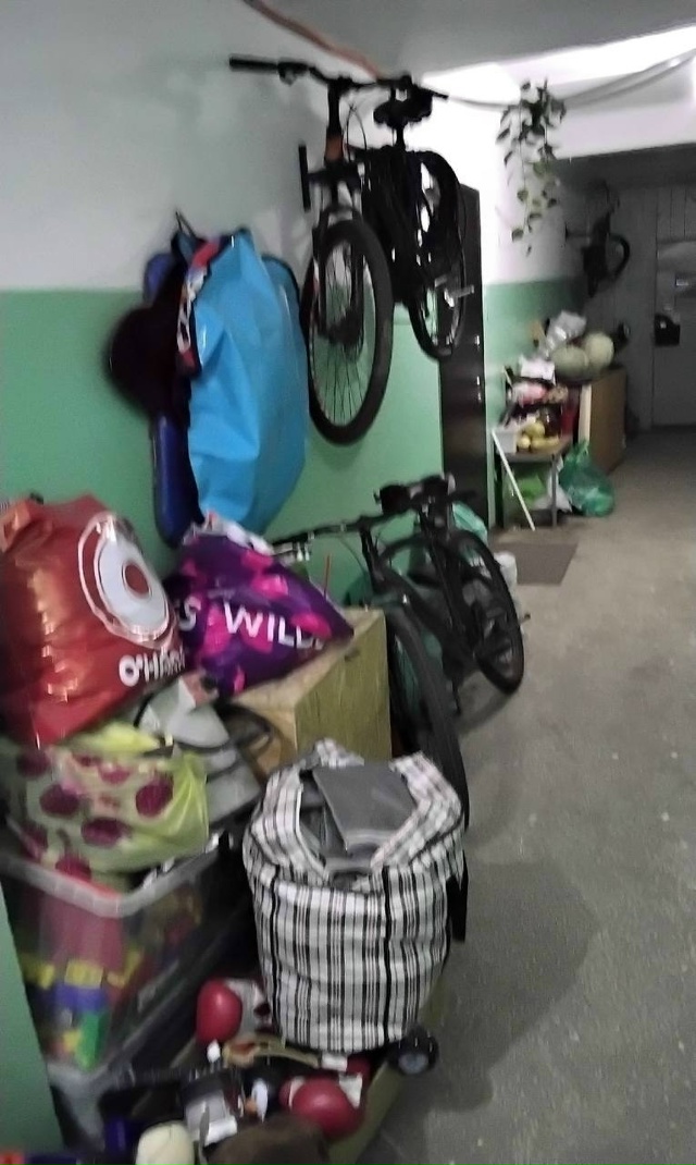 Соседи дома превратили общий коридор в склад. Там стоя?...