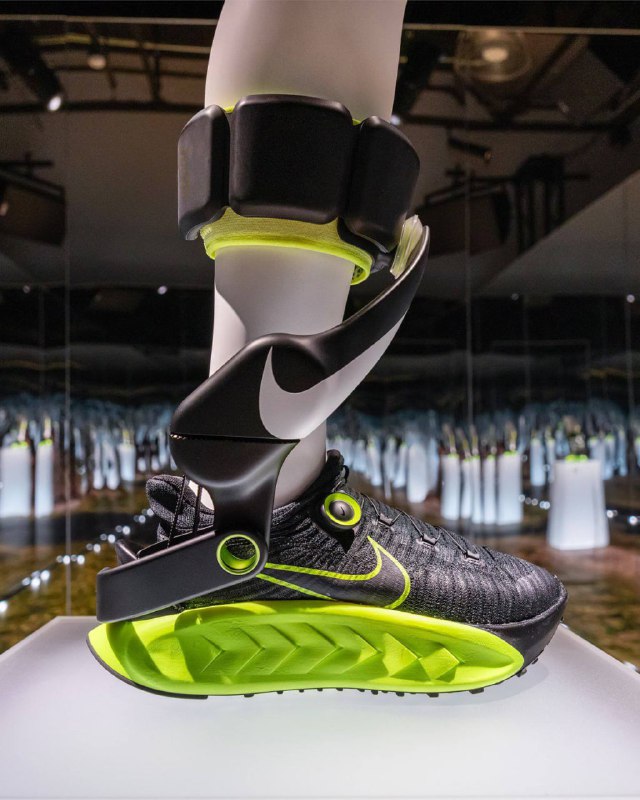 Nike показали прототип кроссовок с экзоскелетом на электроприводе.
Модель под названием Project Amp