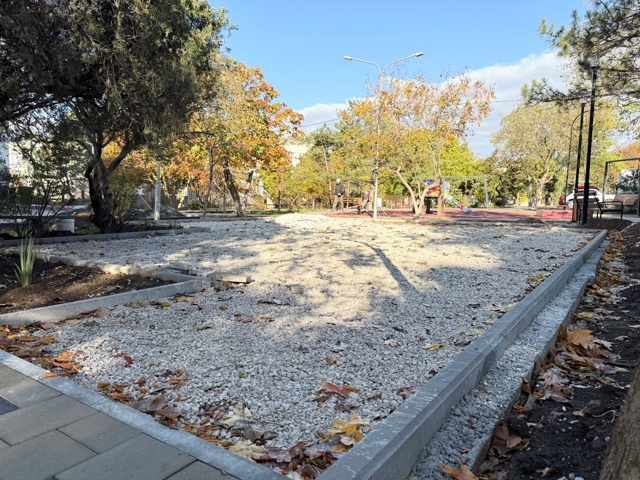 Продолжается благоустройство дворовой территории мно...