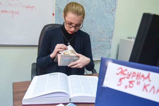 В Госдуме предложили поднять для врачей и учителей мин...