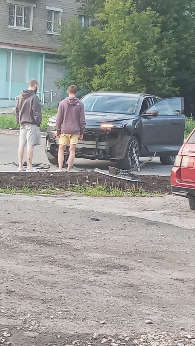 ДТП на перëкрестке с Толмачёва на Монастырскую