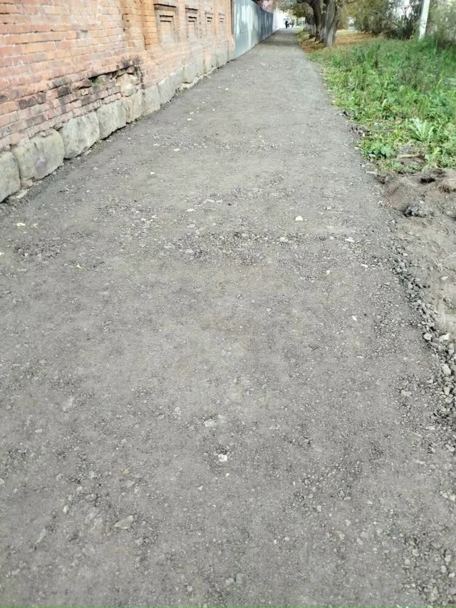 На ул. Ленина асфальт кладут на такую смесь - земля с не?...