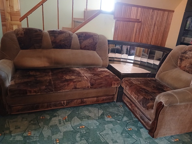 Добрый день. Отдам диван с креслами бесплатно. Немного ...