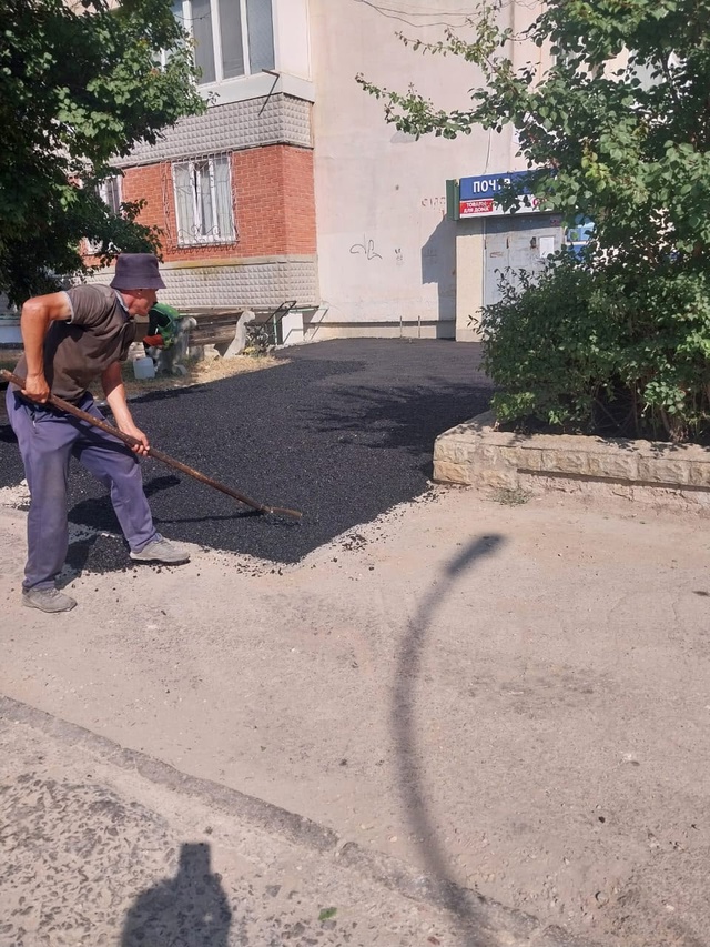 Сегодня подрядчик Крымавтодор укладывал асфальт на пл...