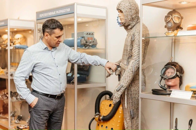 На заводе «Респиратор» побывали особенные гости. Пред?...