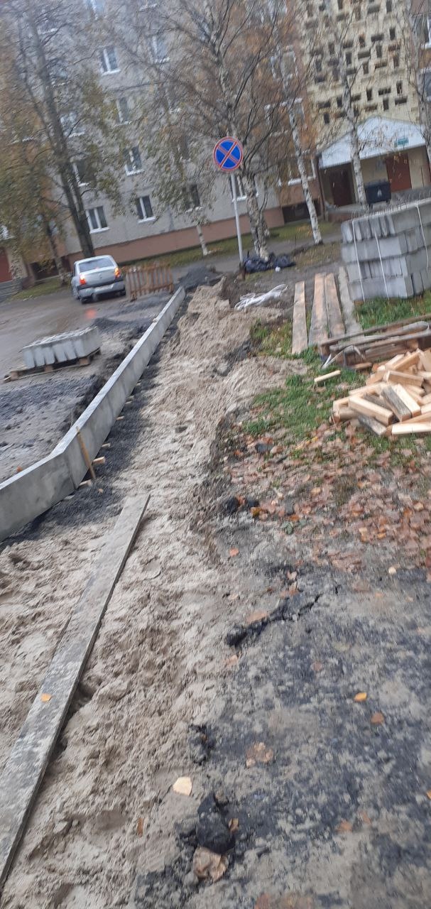 Парковая, 11. Начали под осень делать тротуар. Замечател...