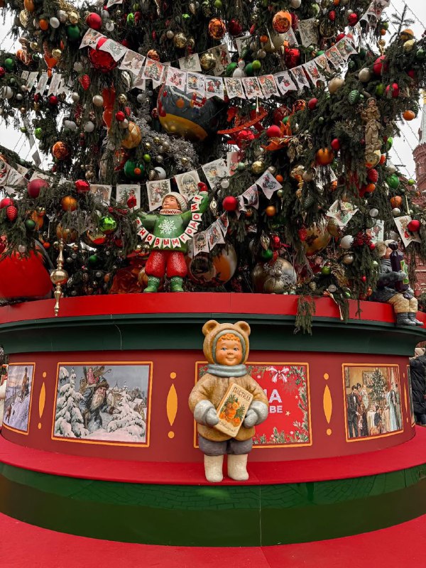 Ну что за красота: Манежную площадь украсили в стиле советских открыток — даже ёлка с такими же флаж