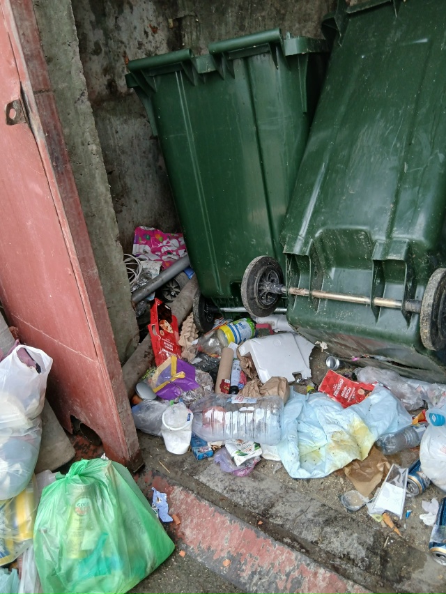 Администрация Жкх ,просим обратить внимание на уборку...