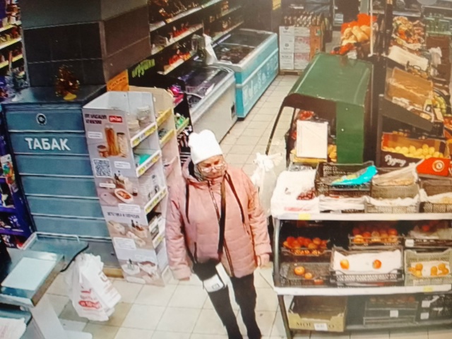 Помогите найти! 27.11.2025 женщина на фото взяла чужое и не ?...