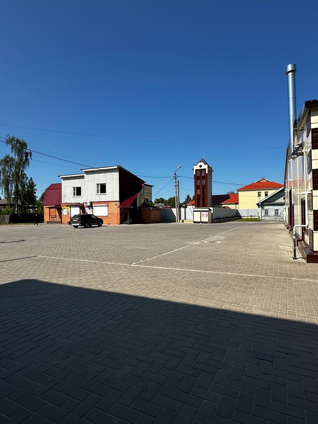 Странно, такая территория пустует, можно было бы что-ни...