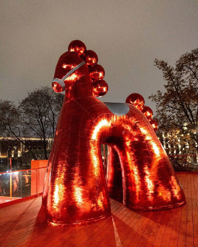 Вааау, на Болотной площади установили огромного Красного коня — символа 2026 года.
Идём туда фотка