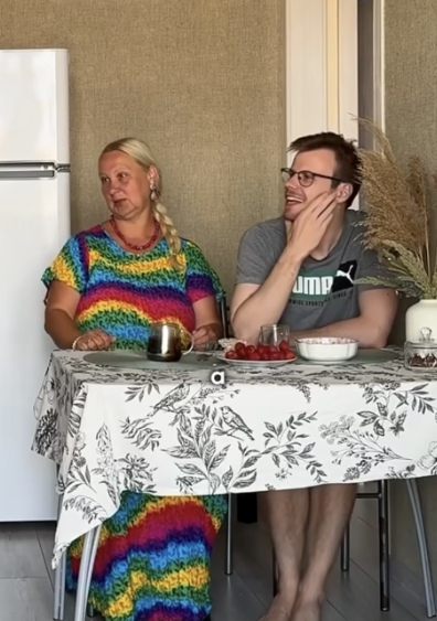 А чем ей кровать не нравится