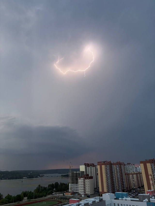 ⚡На город надвигается гроза. Ух, щас что-то будет⛈️⚡
?...
