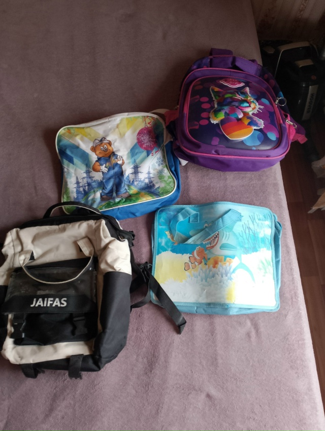 Отдам даром все в одни руки.платье42-44 размер , детское п...