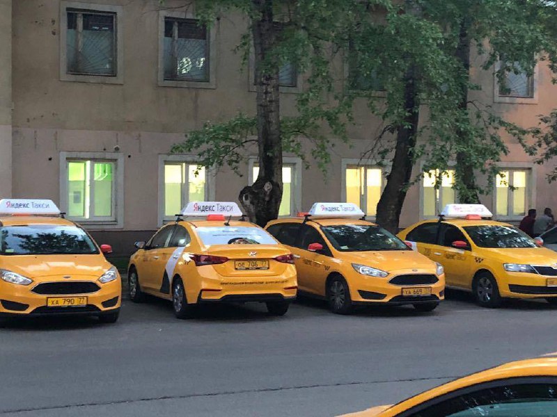 🚕 Парковка у ЖК «Филатов луг» превратилась в таксопарк — жителям негде парковаться Прислали через б