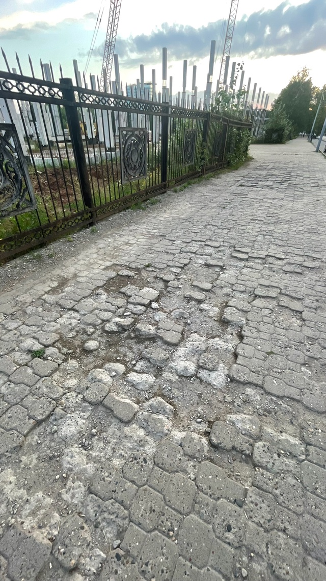 Когда сделают нормальный тротуар по Ленина у парка? Но?...