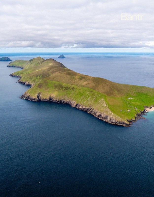 Работа на лето найдена: удалённый ирландский остров ищет двух смотрителей.
Счастливчикам нужно буд