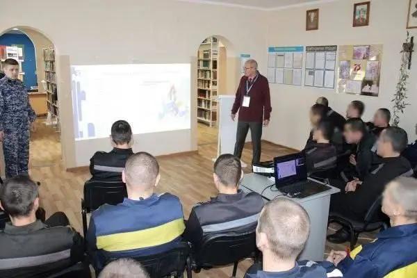 В России «Разговоры о важном» добрались и до колоний.
Впервые такие занятия провели для заключённых