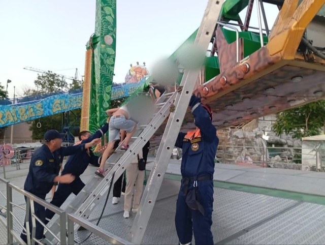 В Евпатории 24 человека эвакуировали с остановившегося...