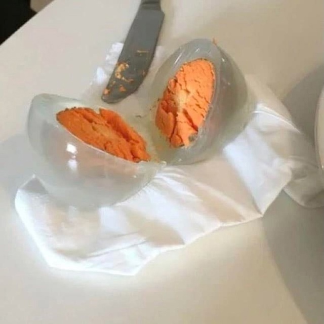 У сваренных вкрутую пингвиньих яиц белок прозрачный. Я...