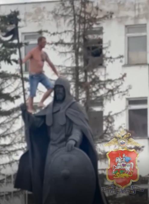 В Пересвете пьяный мужик решил стать «царём горы памятника».
36-летний житель поспорил с подросткам