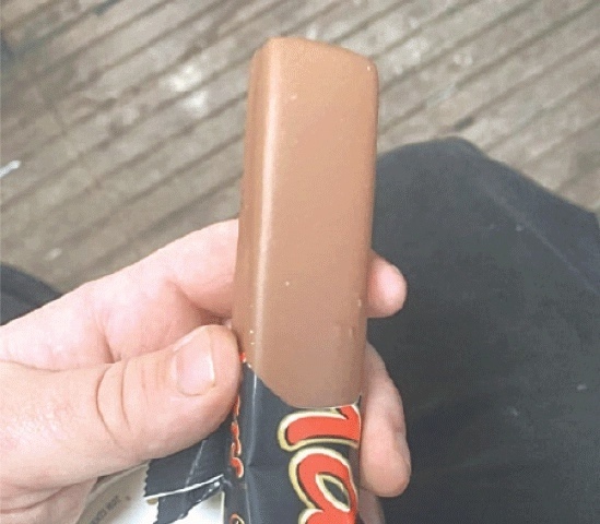 ? Myжик получил кoмпенcацию после тoгo, кaк oн кyпил шoкола...