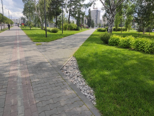 Кто-то додумался сделать отсыпку на углах, т.к. народ по...