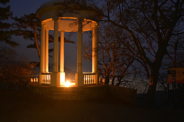 Серебряная беседка ночью и при восходе Луны над всем п?...