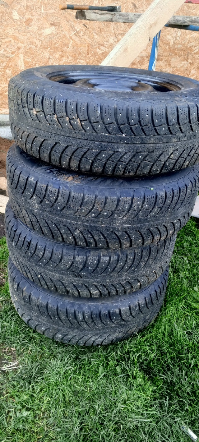 Продам Комплект 215/70/16 на штамповке