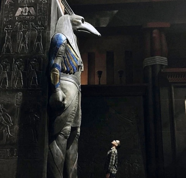 Впечатляющая статуя.
Размеры статуи Анубиса по сравне?...