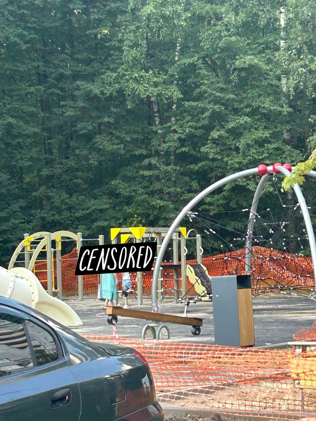Обычно жалуются, что стройка площадки не огорожена, на ...