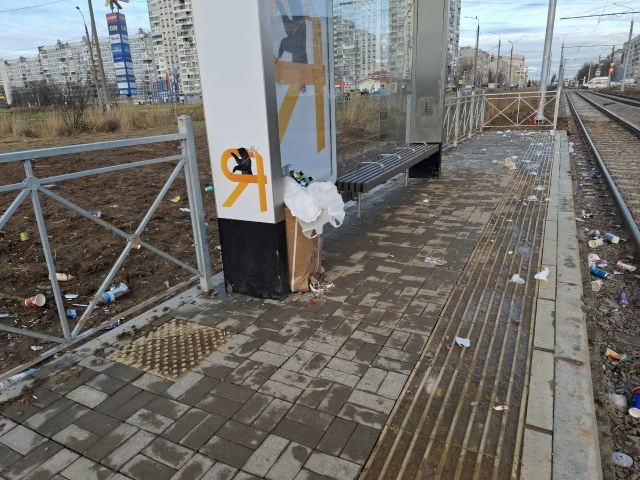 Вот такое безобразие на новых трамвайных остановках. ?...