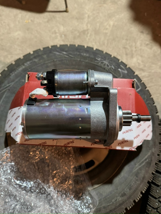 Стартер 2115 НОВЫЙ не ставился - 3500р
1 баллон на ниву R16 - 350...