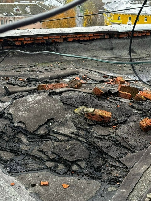 ДГХ убрал с крыши 12 кубометров «наследия» — но кем оно ...