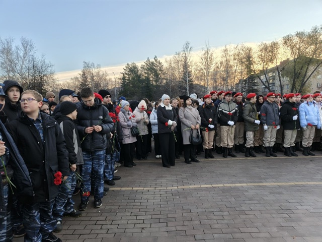 🥀В Копейске возложили цветы к памятнику-танку в Парке...