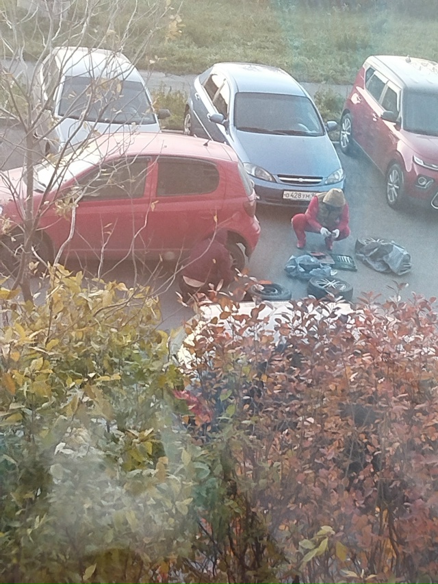 Чем люди думают? Наблюдал стихийный шиномонтаж. Место ?...