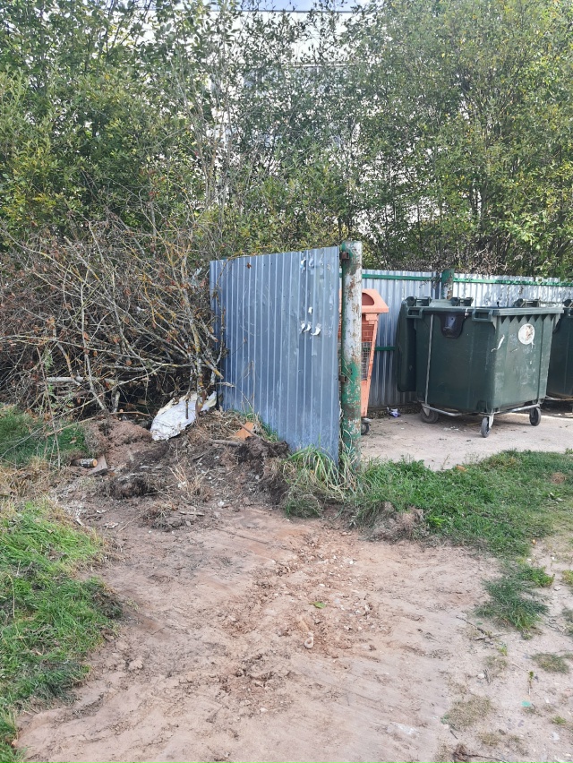 Такое же безобразие на площадке ул.Островского д.58 .Таж...