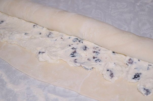 СЛОЕНКИ С ТВОРОЖНОЙ НАЧИНКОЙ И ИЗЮМОМ