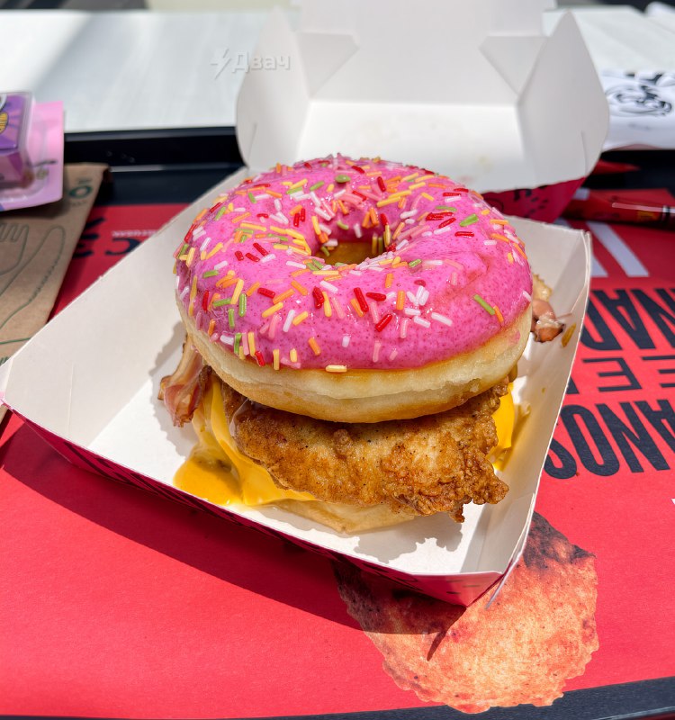 KFC выпустил в Испании и Португалии бургер с… пончиками вместо булок
Новинку сделали в коллабе с «С