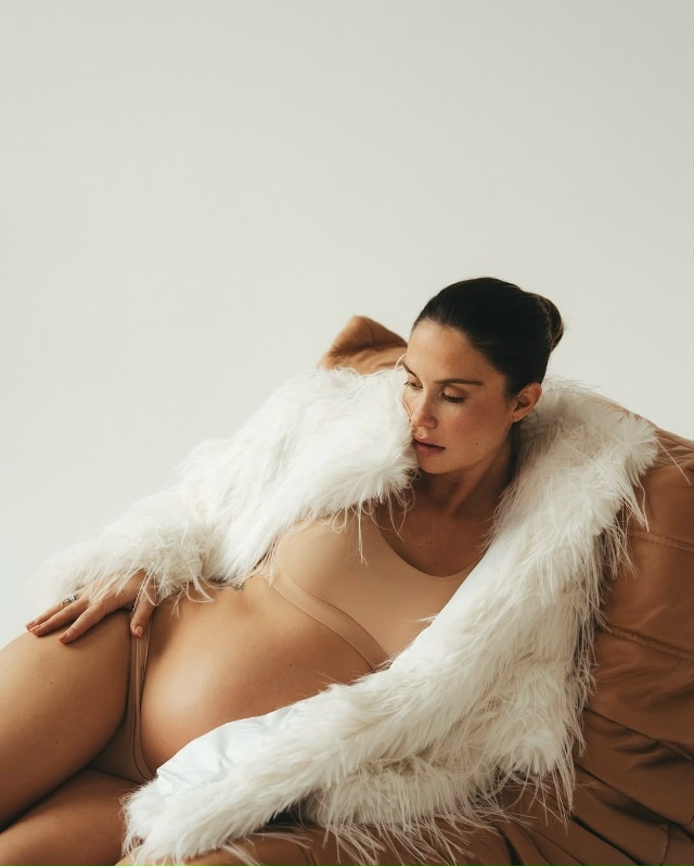 Беременная Агата Муцениеце снялась в фотосессии и опр?...