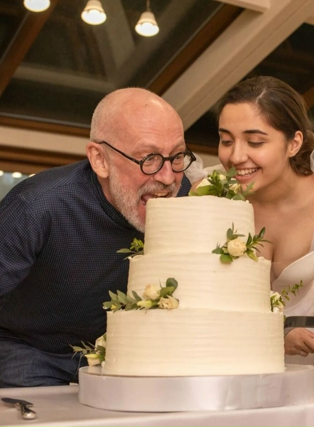 Александр Гордон вышел в свет с молодой супругой
На п...