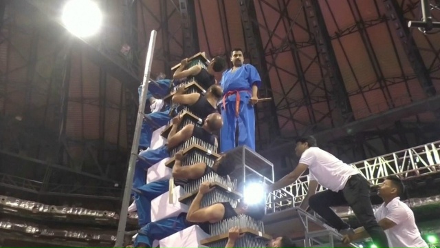 Команда под руководством известного силача Виспи Хара...