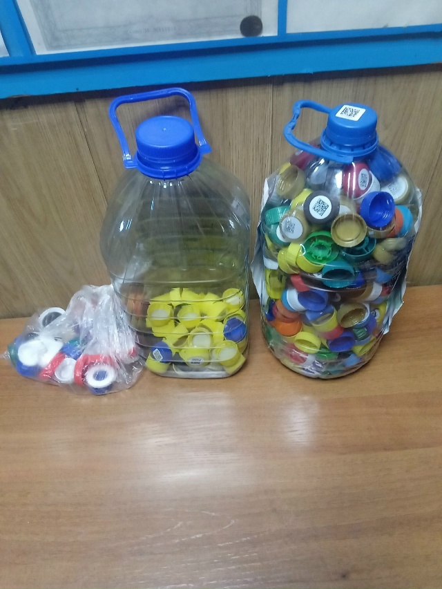 На автовокзале бутылка 5л полная пробок от бутылок. Заб...